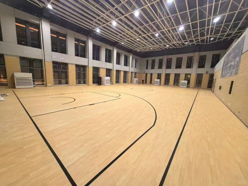 Comparación entre suelos deportivos de PVC, madera maciza y poliuretano